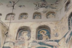 Probota, nisze pod dachem cerkwi