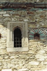 gotyckie okno i ceramiczna dekoracja wokół nisz na ścianach kaplicy monastyru Zamca w Suczawie