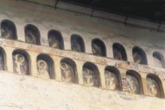 Suczawa, dekoracyjne nisze pod okapem dachu cerkwi św. Demetriusza