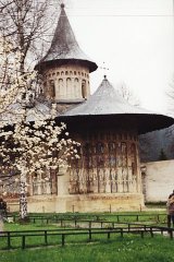 wschodnia część cerkwi monastyru Voroneţ, z hierarchią niebiańską na apsydach