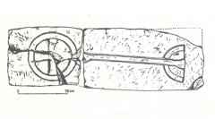 płyta kamienna nakrywająca grobowiec w kościele B z wyobrażeniem drzewa życia, z badań M. Frasia