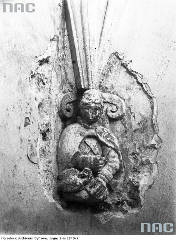 ozdobny wspornik z dawnego kościoła św. Ducha przed jego zburzeniem, fotografia I. Kriegera, 1892 r.