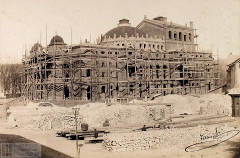 budowa Teatru im. Słowackiego, po prawej stronie fragment dawnego kościoła Św. Ducha, na pierwszym planie być może ślady rozbiórki szpitala duchaków