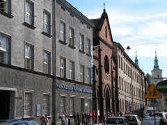 ciąg kamienic w północnej pierzei ul. Filipa z fasadą obecnego kościoła św. Wincentego