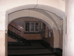 fragment dawnych pomieszczeń klasztornych przy kościele św. Jadwigi, brama wejściowa