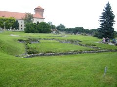 zrekonstruowane zarysy fundamentów gotyckiego kościoła św. Jerzego