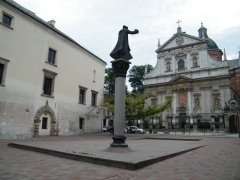 Plac św. Marii Magdaleny (w centrum zaznaczony zarys dawnego kościoła, na nim pomnik Skargi, w tle budynek Collegium Iuridicum)