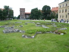 zrekonstruowane zarysy fundamentów kościoła św. Michała