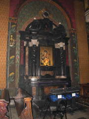 pochodzący z kaplicy Matki Boskiej Szkaplerznej w kościele karmelitów ołtarz z 1754 r., zapewne projektu Franciszka Placidiego, z obrazem Matki Boskiej zwanej Wesołą, obecnie w nawie kościoła franciszkanów