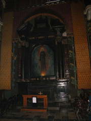 pochodzący z kościoła karmelitów ołtarz, obecnie w nawie kościoła franciszkanów z obrazem św. Maksymiliana Kolbego