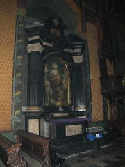 pochodzący z kościoła karmelitów ołtarz, obecnie w nawie kościoła franciszkanów z obrazem Serca Bożego