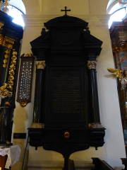 epitafium biskupa łuckiego Andrzeja Gembickiego (zm. 1654), pierwotnie w prezbiterium kościoła św. Józefa i Michała, obecnie w północnej nawie kościoła bernardynów