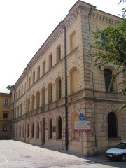 gmach Muzeum Archeologicznego od strony ul. Senackiej, róg ul. Poselskiej, niegdyś tutaj znajdowała się główna fasada kościoła