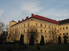dawny budynek klasztorny, widok od południowego zachodu, z ogrodów Muzeum Archeologicznego
