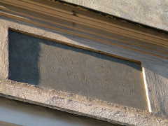 tablica na budynku kina Sztuka upamiętniająca fundację Knotza