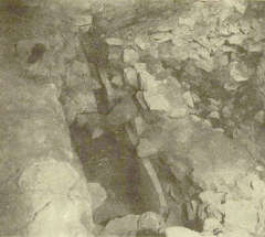 oblicowana płytami piaskowca komora wewnątrz rotundy