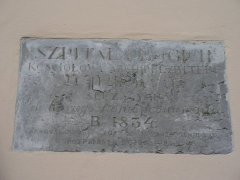 tablica upamiętniająca szpital dla ubogich na Domu pod Krzyżem