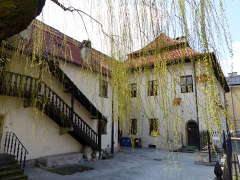 Dom Pod Krzyżem od strony wschodniej, z przylegającymi zabudowaniami