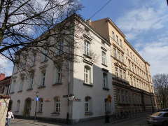 kamienica na rogu ul. Św. Krzyża i Św. Tomasza, widok od zachodu, w tle szkoła stojąca na miejscu klasztoru