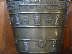 fragment gotyckiej chrzcielnicy z 1425 r. z kościoła św. Szczepana, znajdującej się w obecnym kościele pod tym wezwaniem