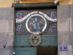 witraż ze św. Szczepanem nad wejściem do kamienicy przy pl. Szczepańskim 2 upamiętniający dom parafialny św. Szczepana