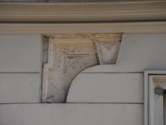 fragment obramowania na południowej ścianie budynku PAN (niegdyś fasadzie kościoła) – być może fragment portalu kościoła?