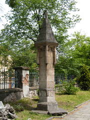 latarnia umarłych, niegdyś stojąca przed szpitalem św. Walentego (widoczna na obrazie Stachowicza), dziś przy kościele św. Mikołaja