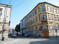 skrzyżowanie ul. Św. Wawrzyńca z ul. Bartosza (na tyłach kamienic po prawej stał niegdyś kościół św. Wawrzyńca), w głębi plac Bawół