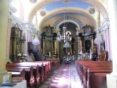 wnętrze kościoła św. Wincentego w Pleszowie, którego część wyposażenia (posadzka, ołtarze) pochodzi z kościoła Wszystkich Świętych