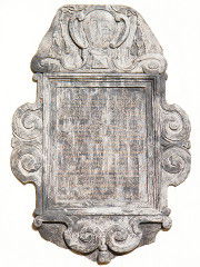 epitafium doktora UJ Hiacynta Tomaszewicza (zm. 1632), pierwotnie w północnej nawie kościoła Wszystkich Świętych, obecnie na fasadzie kościoła św. Mikołaja