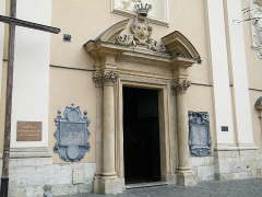 główny portal kościoła karmelitów na Piasku, po obu jego stronach epitafia przeniesione z kościoła Wszystkich Świętych: po lewej dziekana kościoła Alberta Kownackiego (zm. 1622), po prawej kanonika Tomasza Swinarskiego (zm. 1641)