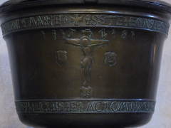 fragment brązowej chrzcielnicy z 1528 r. z kościoła Wszystkich Świętych, obecnie w kościele św. Piotra i Pawła