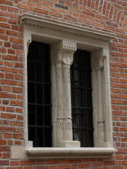 okno z dawnego probostwa Wszystkich Świętych, obecnie w ścianie Collegium Maius od strony ul. Jagiellońskiej