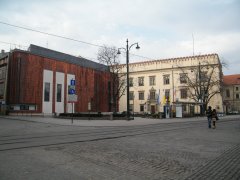 pl. Wszystkich Świętych, widok od wschodu, po lewej pawilon Wyspiański 2000, po prawej Pałac Wielopolskich