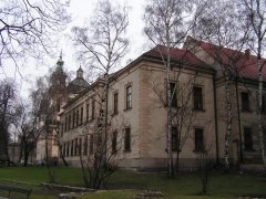budynek Collegium Nowodworskiego postawiony na miejscu dawnych synagog, widok od południowego wschodu